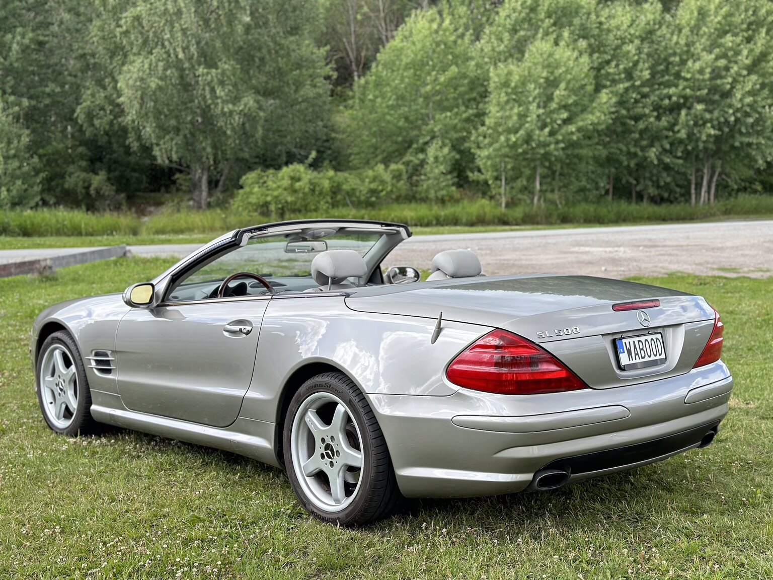 Exterior image of 2003 Mercedes Benz SL 500
