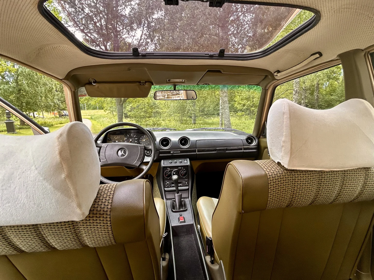 Interiörbild 1976 Mercedes-Benz 300 D (8)