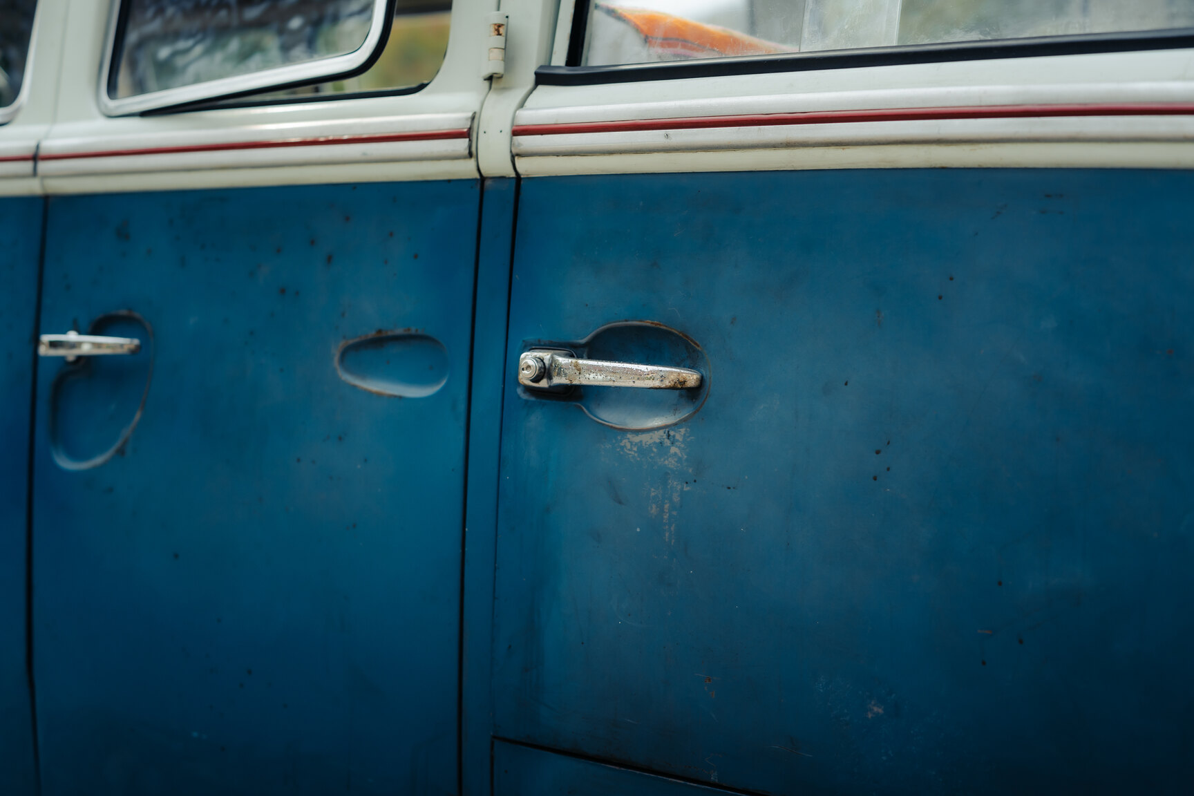 Exterior image of 1964 Volkswagen Kleinbus Transporter 1500 Deluxe “21-fönsters Samba”