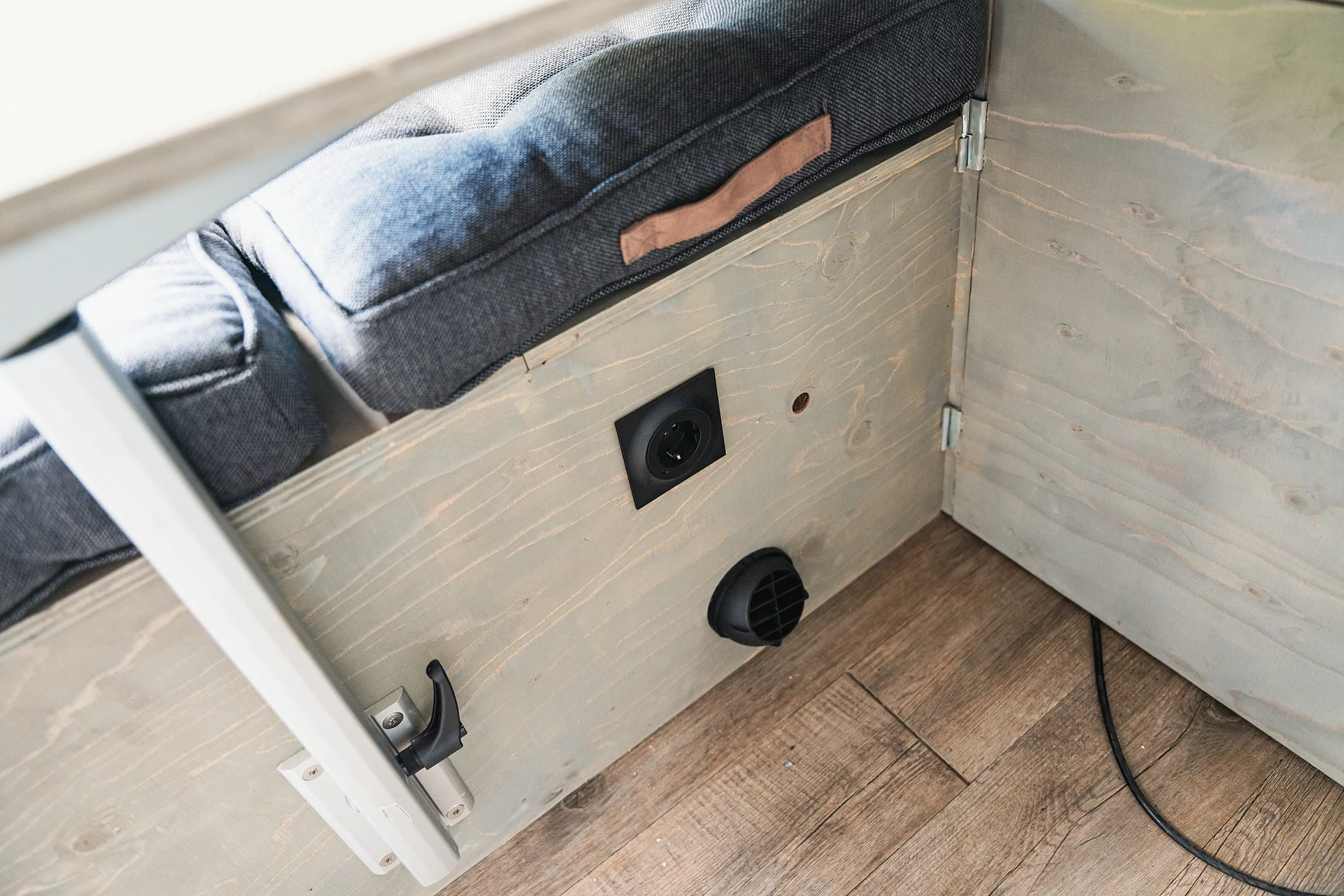 Interior image of 2004 Mercedes-Benz Sprinter 4x4 Campervan/Overlander (60)
