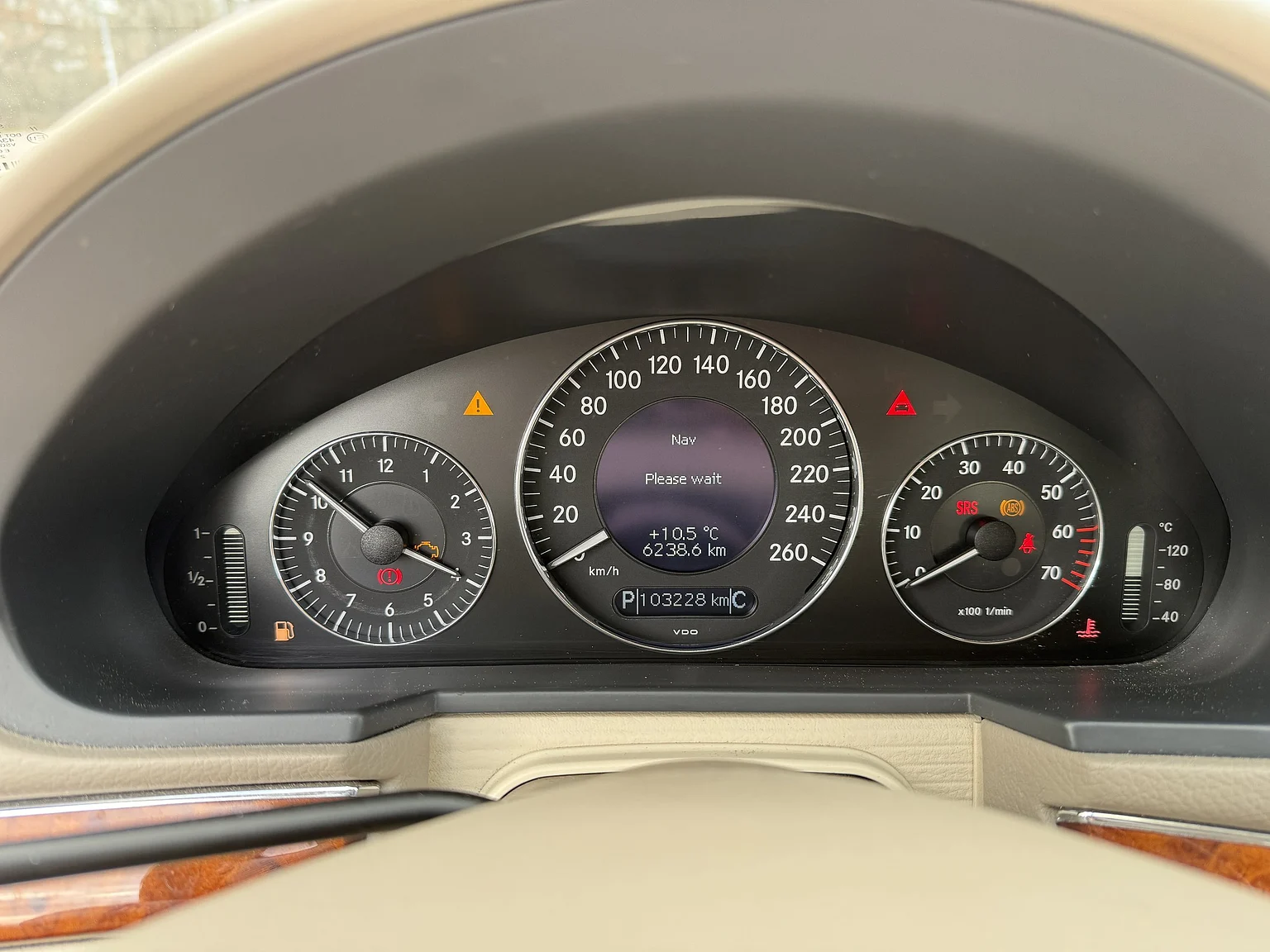 Innenraumfoto von 2004 Mercedes-Benz E 500 7G-Tronic (6)