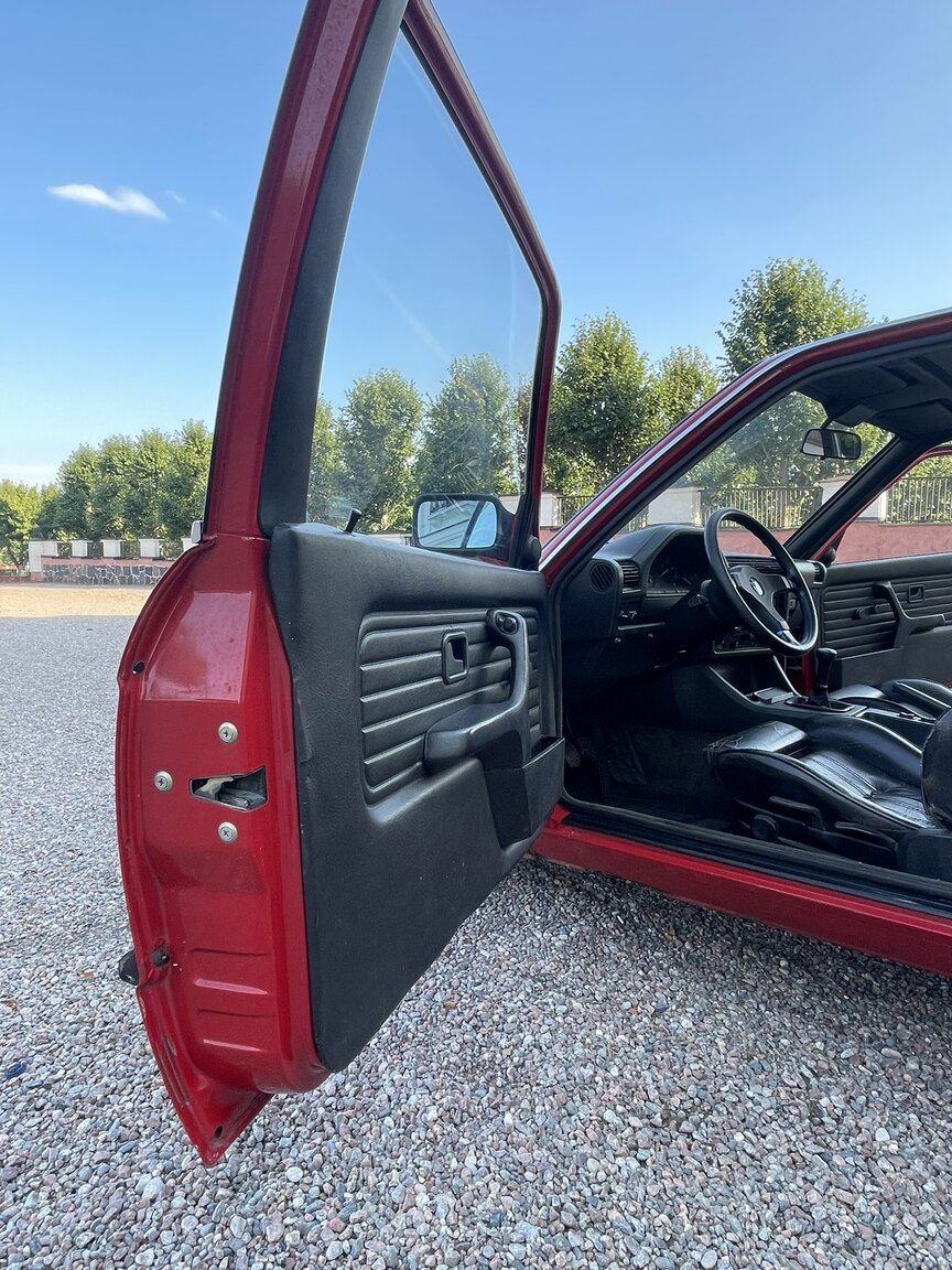 Interior image of 1987 BMW 320i