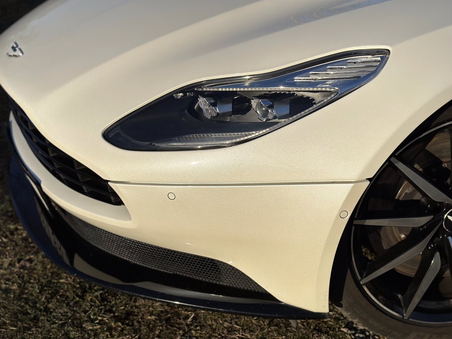 Exteriörbild på 2018 Aston Martin DB11