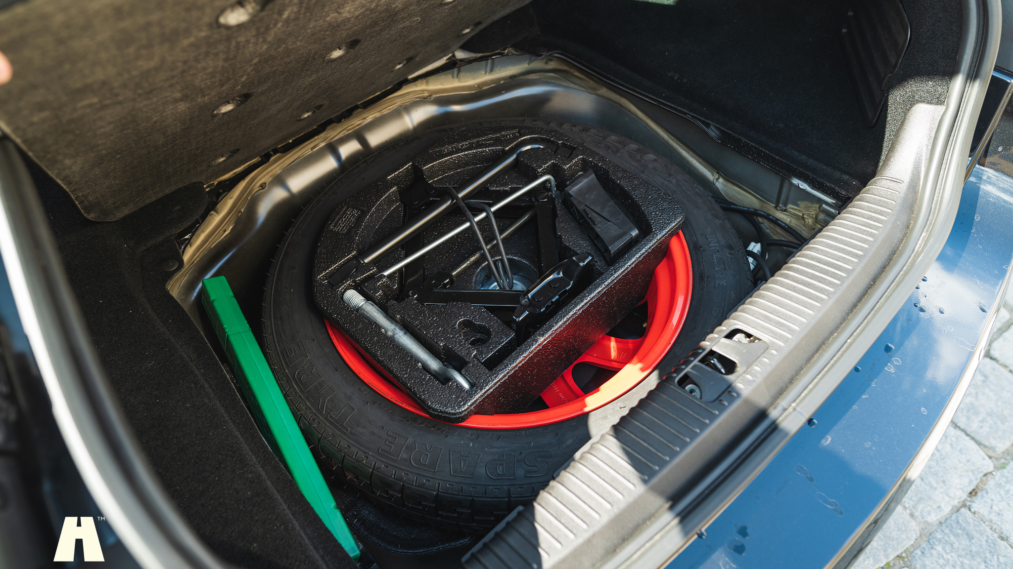 Interior image of 2008 Jaguar XKR (84)