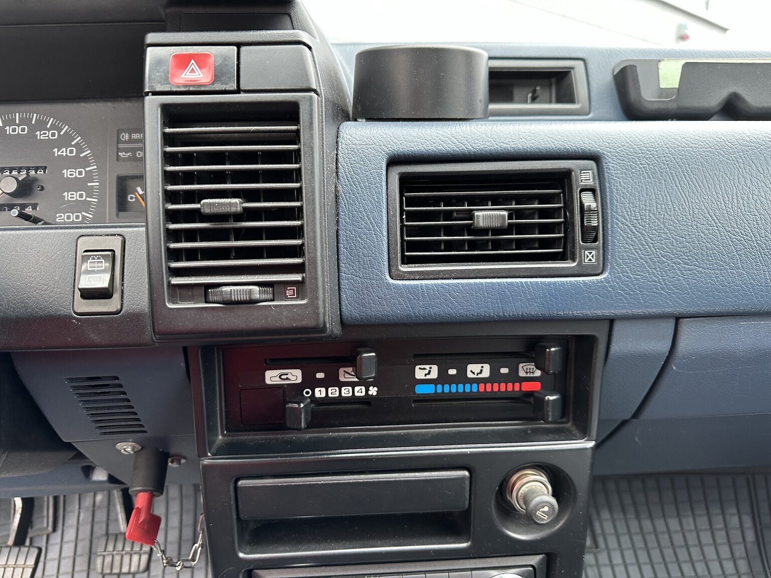 Interior image of 1988 Nissan Sunny (14)