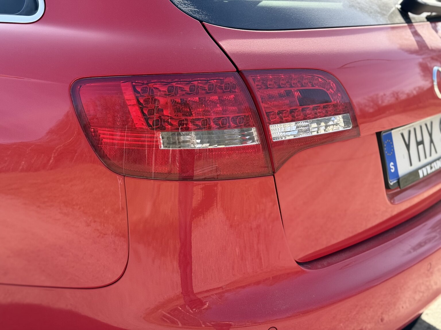 Exterior image of 2010 Audi RS6 Avant V10 Quattro