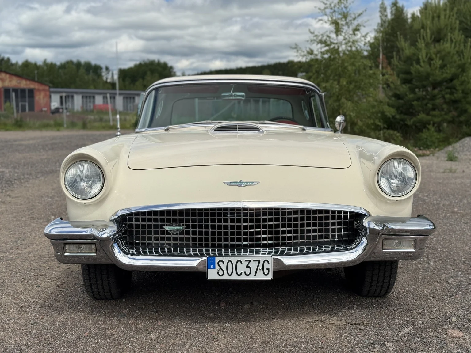 Exteriörbild på 1957 Ford Thunderbird (12)