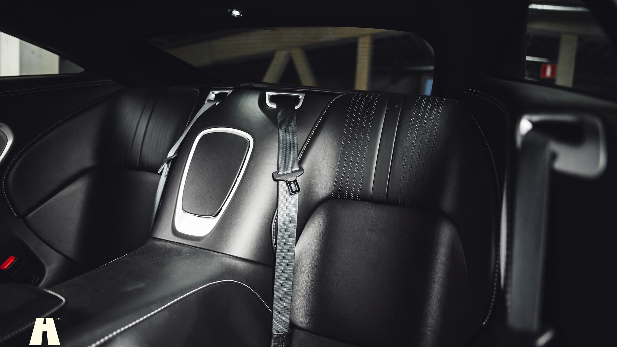 Innenraumfoto von 2019 Aston Martin DB11 AMR (48)