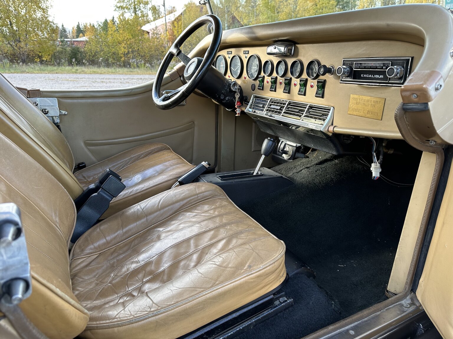 Innenraumfoto von 1975 Excalibur Phaeton series III  (2)