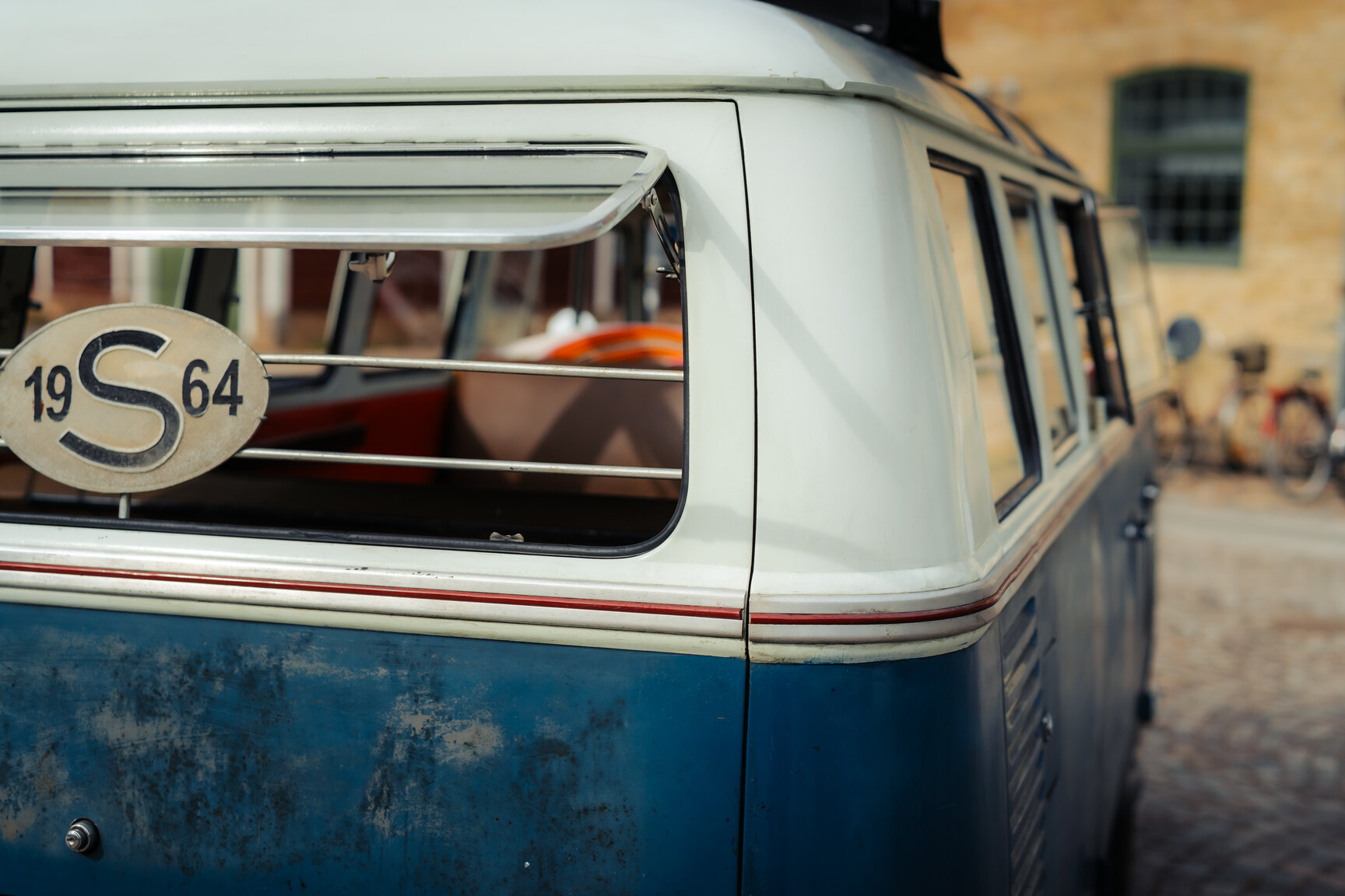 Aussenfoto 1964 Volkswagen Kleinbus Transporter 1500 Deluxe “21-fönsters Samba”
