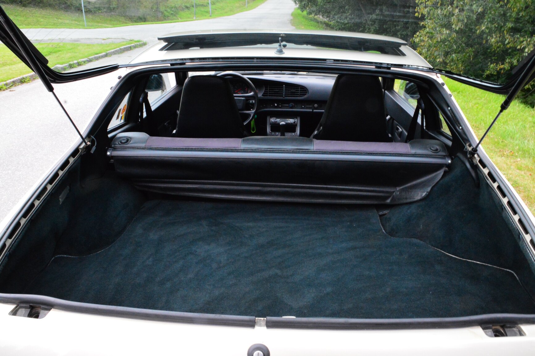 Interior image of 1986 Porsche 944 Coupé