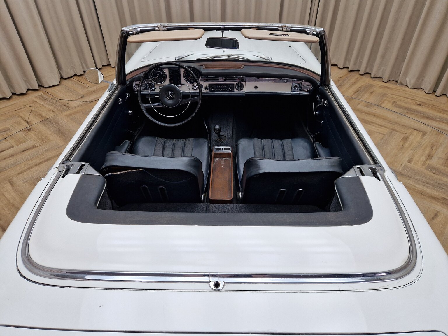 Interiörbild 1964 Mercedes-Benz 230SL Pagoda