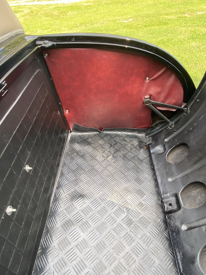 Exterior image of 1932 Ford 32 deuce sport coupé (Hot Rod)