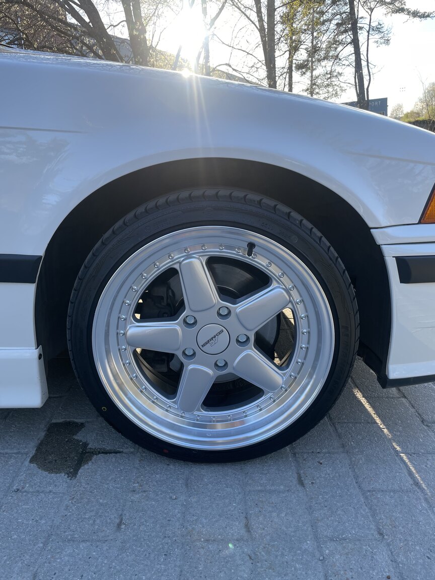 Exterior image of 1995 BMW 328 iA Convertible