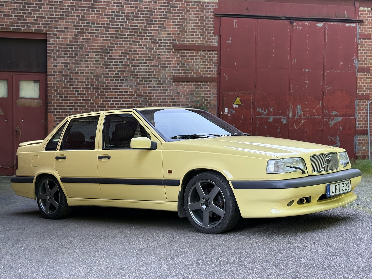 Exterior image of 1995 Volvo 850 T-5R