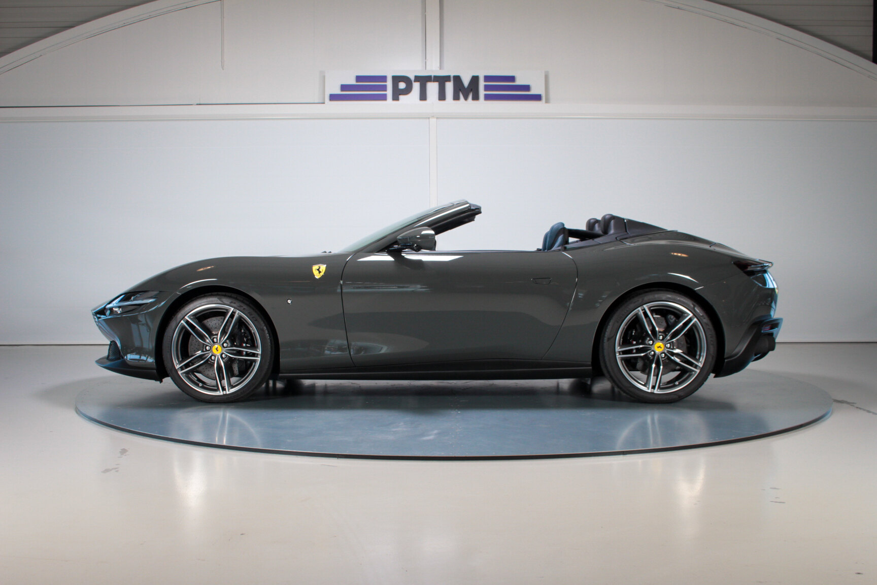 Exteriörbild på 2024 Ferrari Roma Spider