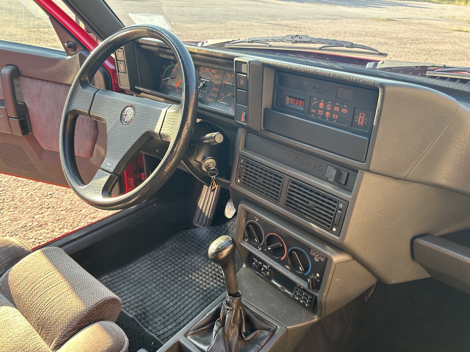 Interior image of 1988 Alfa Romeo 75 (9)