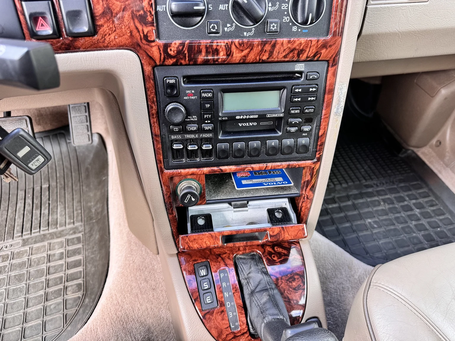 Interior image of 1998 Volvo S90 3.0 (19)