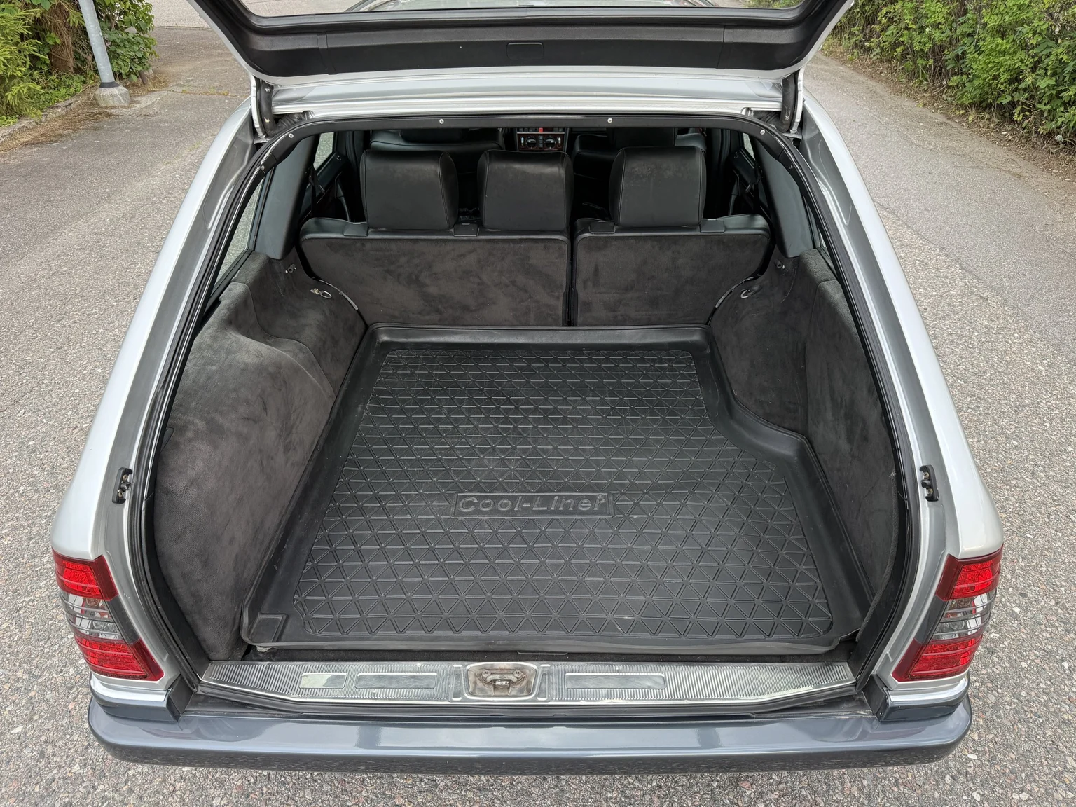 Interior image of 1994 Mercedes-Benz E 320 T (81)