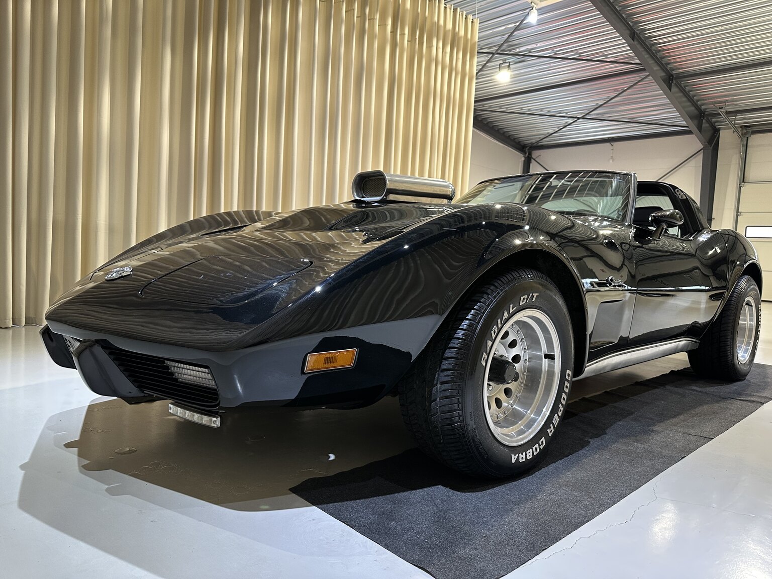 Exterior image of 1975 Chevrolet Corvette Stingray 