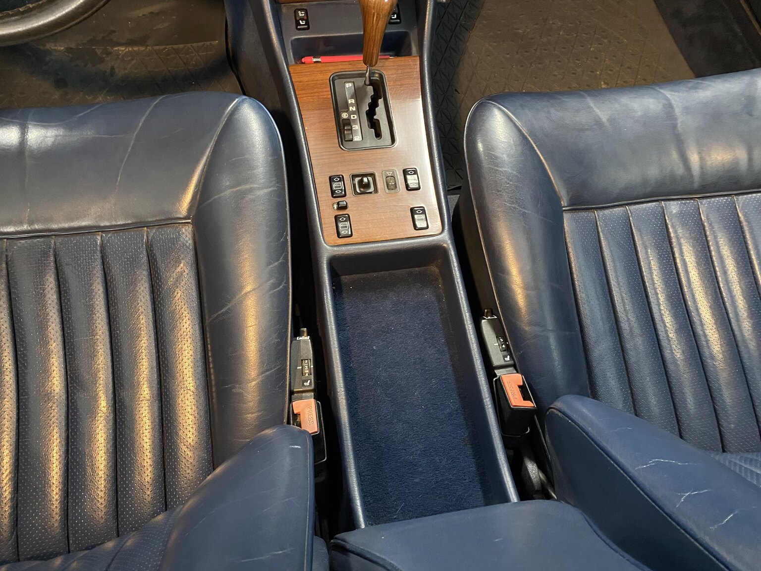 Interior image of 1988 Mercedes-Benz 300 SE (27)