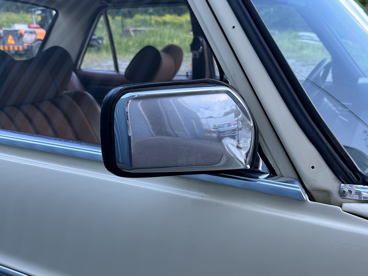Exteriörbild på 1974 Mercedes Benz 230.6
