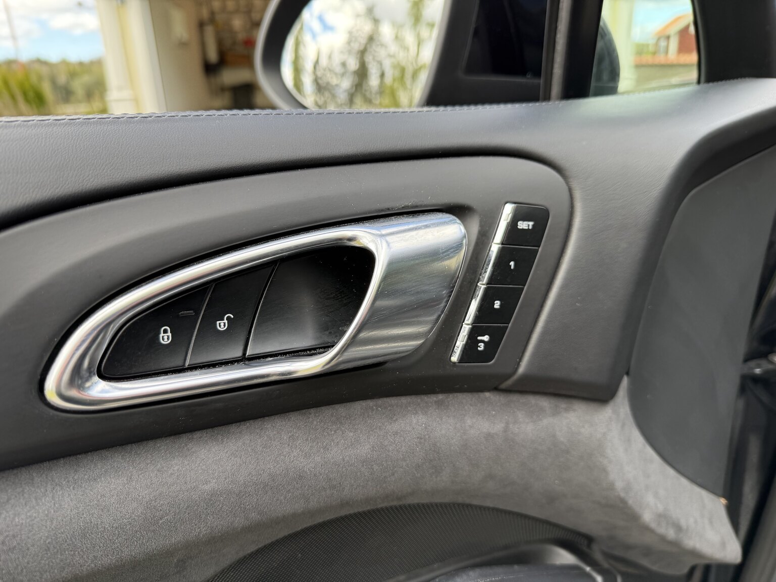 Interior image of 2013 Porsche Cayenne GTS