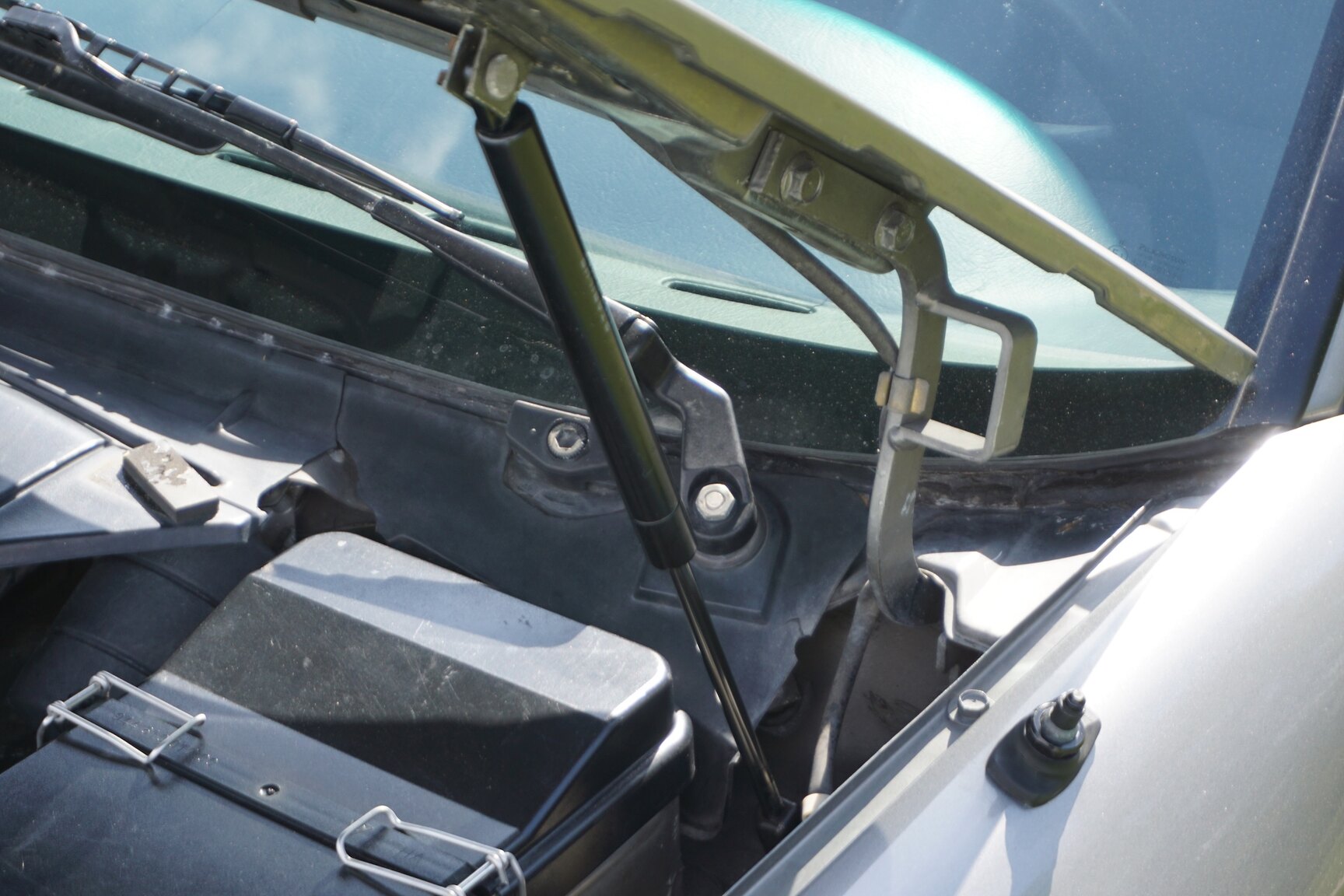 Image of 1985 Porsche 944 "NO RESERVE AUCTION" mechanics