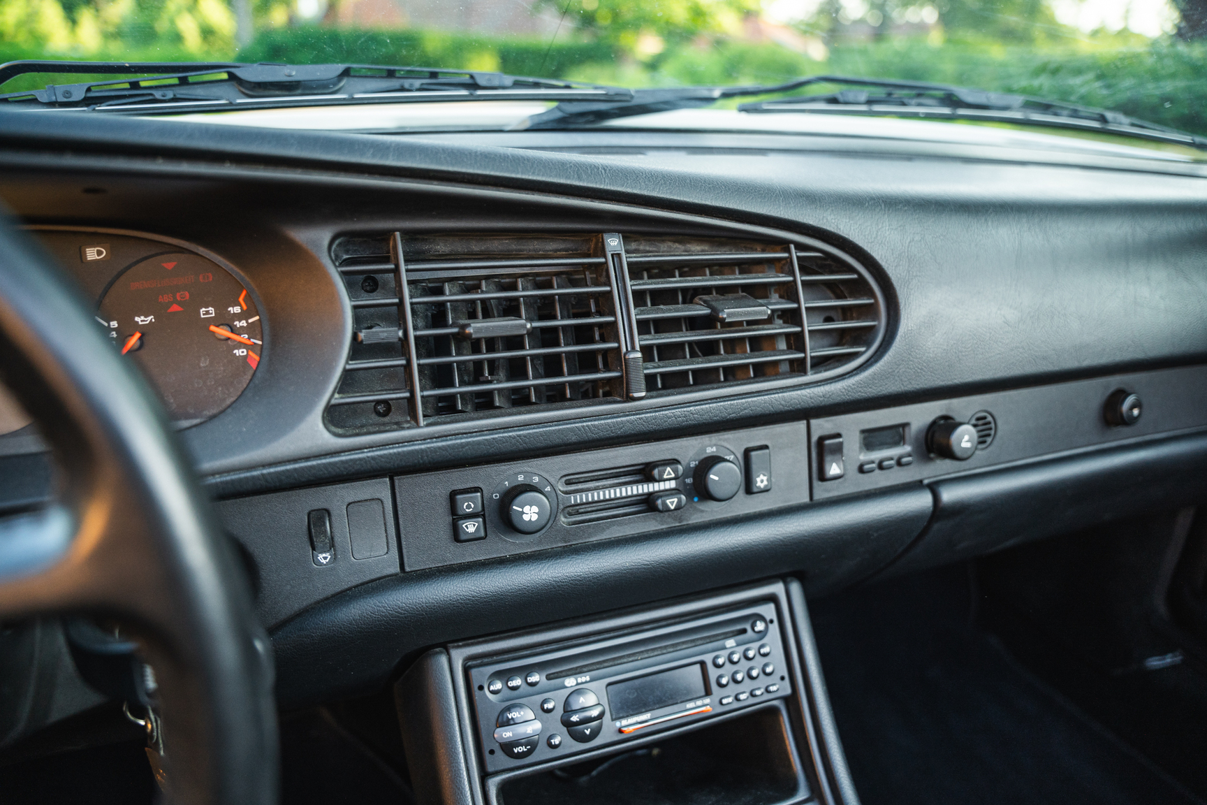 Innenraumfoto von 1991 Porsche 944 Turbo Cabriolet