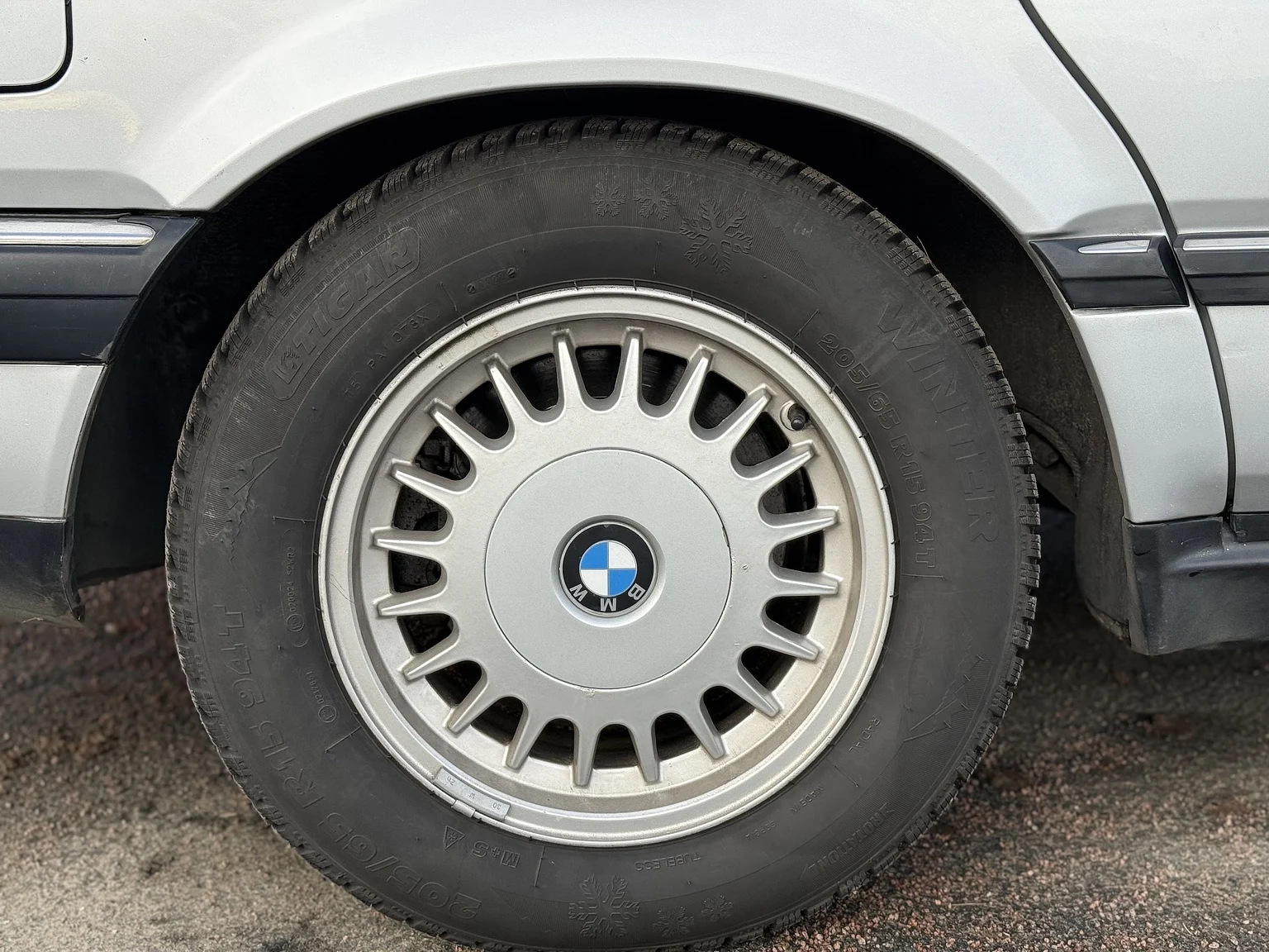 Exteriörbild på 1992 BMW 730iA (27)