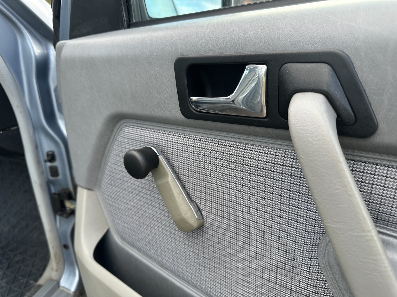 Interior image of 1988 Mercedes-Benz 190 E