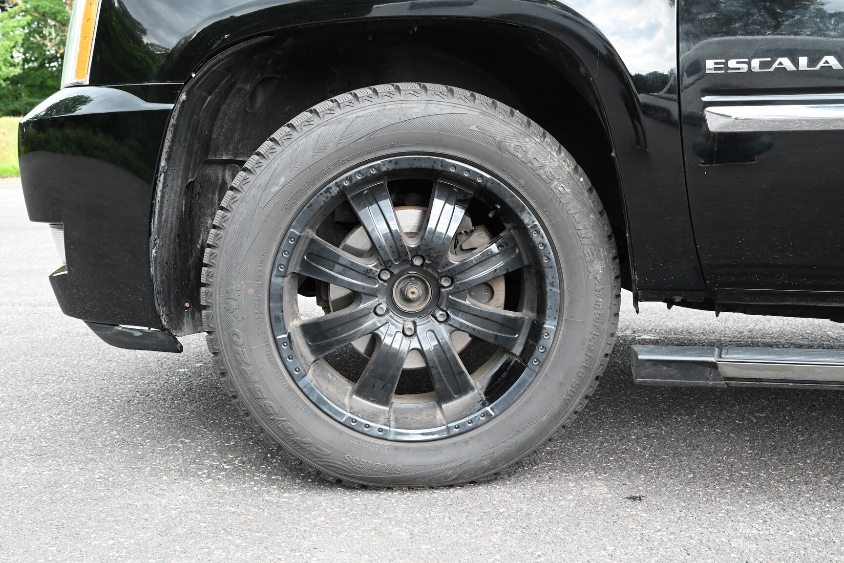 Exterior image of 2010 Cadillac Escalade ESV 6.2 Flexfuel
