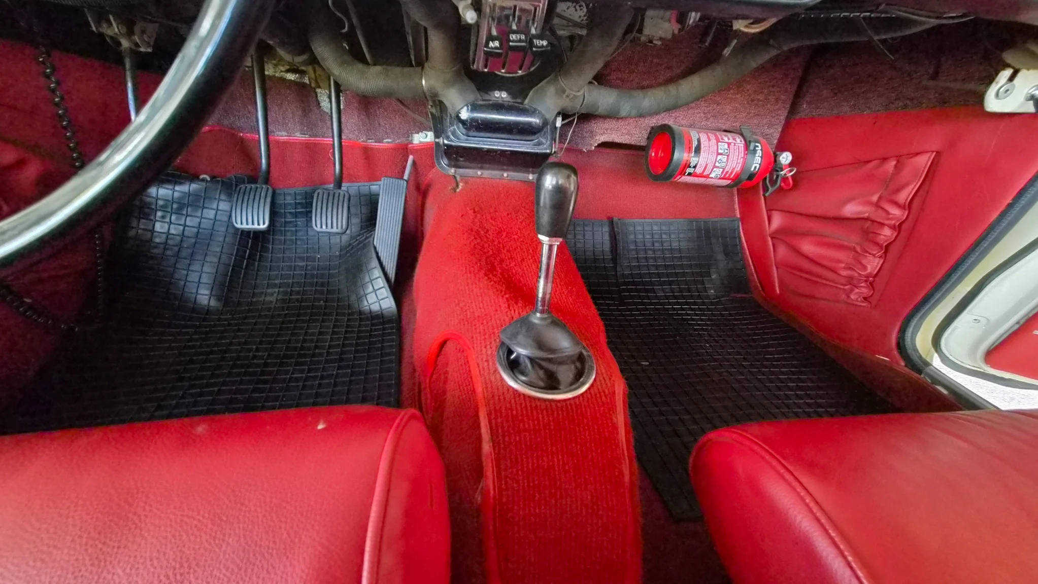 Interior image of 1966 Volvo P 1800S (18)