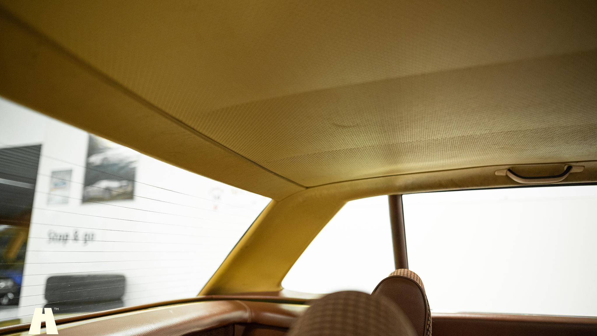 Interiörbild 1975 Mercedes SL 350