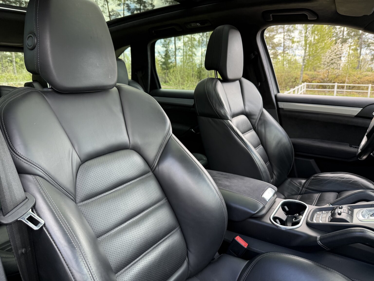 Interior image of 2013 Porsche Cayenne GTS