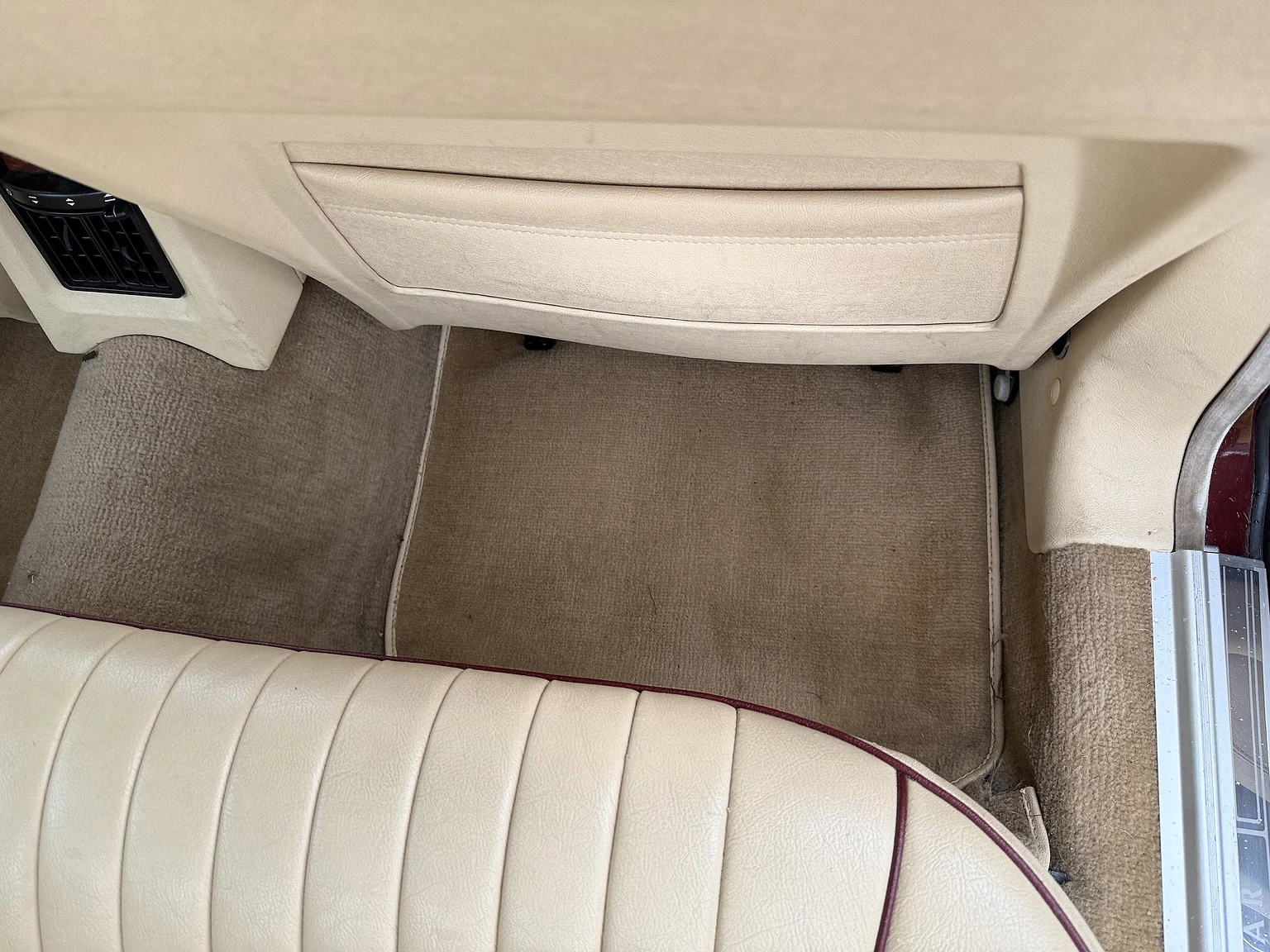 Innenraumfoto von 1991 Jaguar XJ40 Sovereign (72)