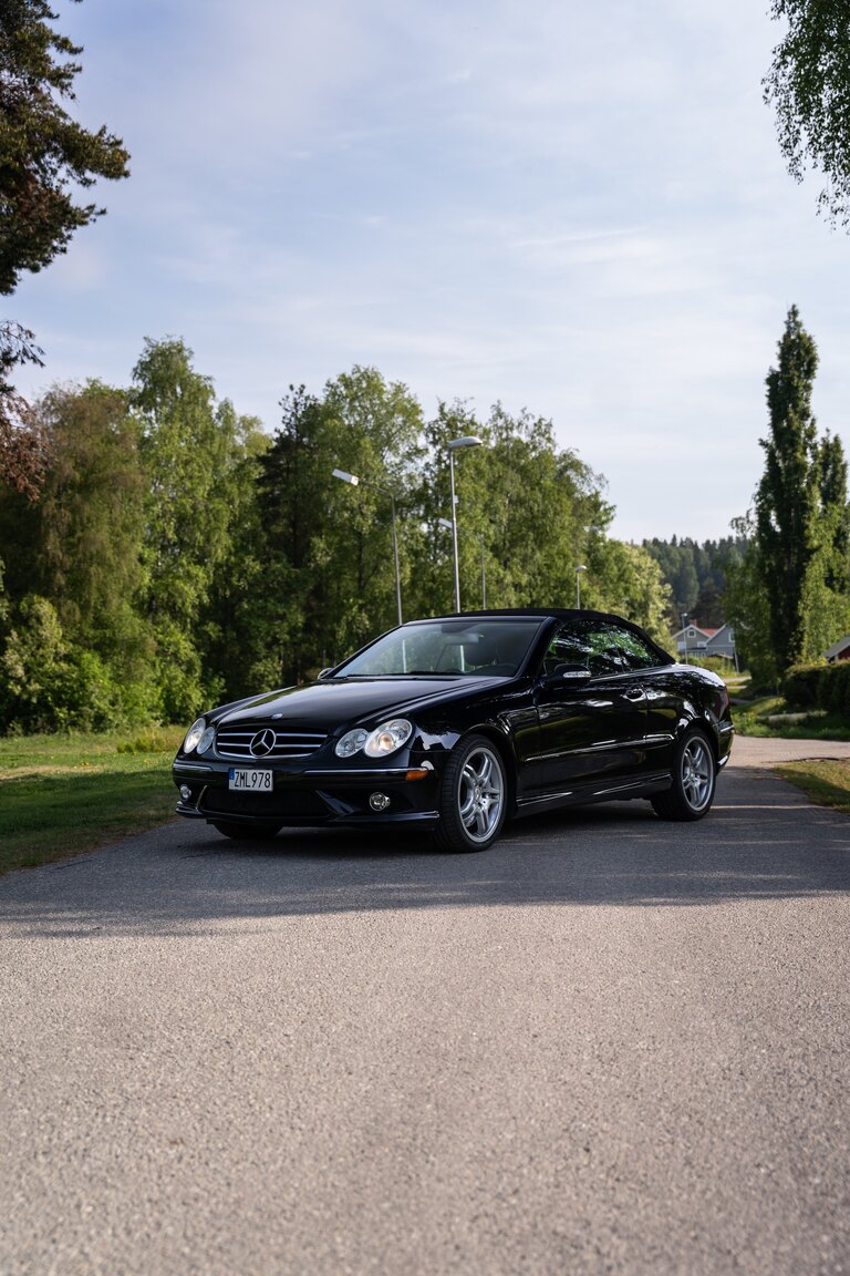 Exterior image of 2009 Mercedes-Benz CLK 550