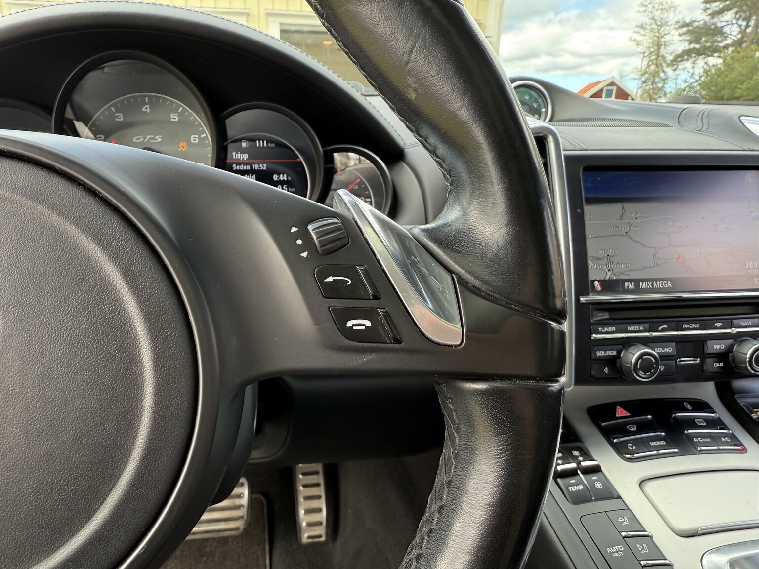 Interior image of 2013 Porsche Cayenne GTS