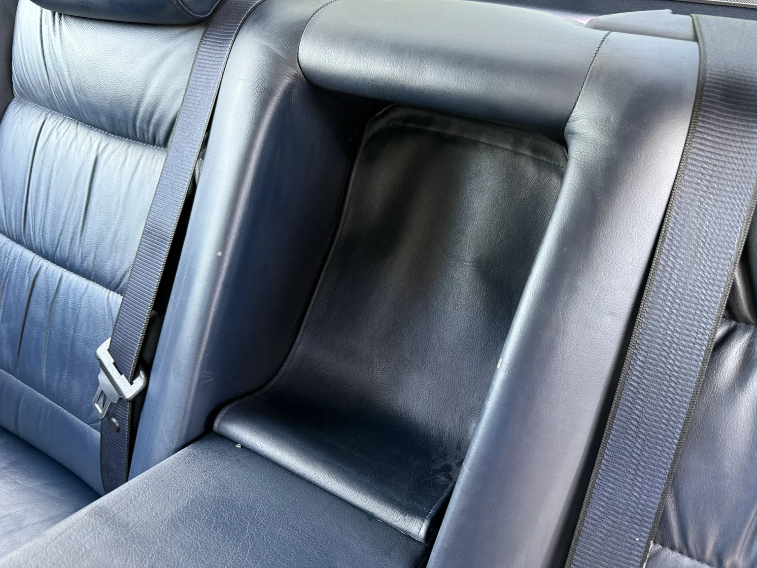 Interior image of 1990 BMW 750i (64)