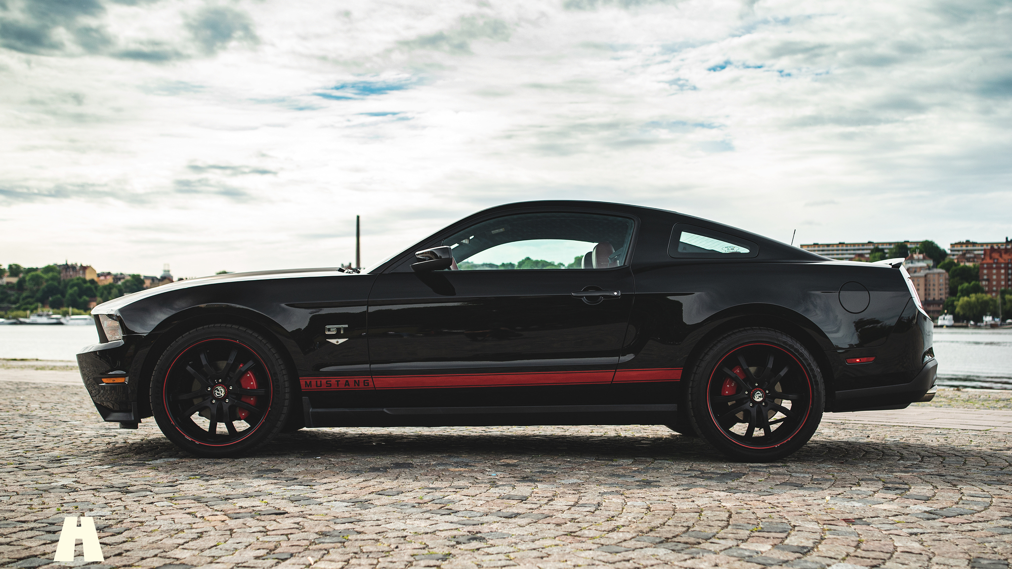 Exterior image of 2010 Ford Mustang GT 