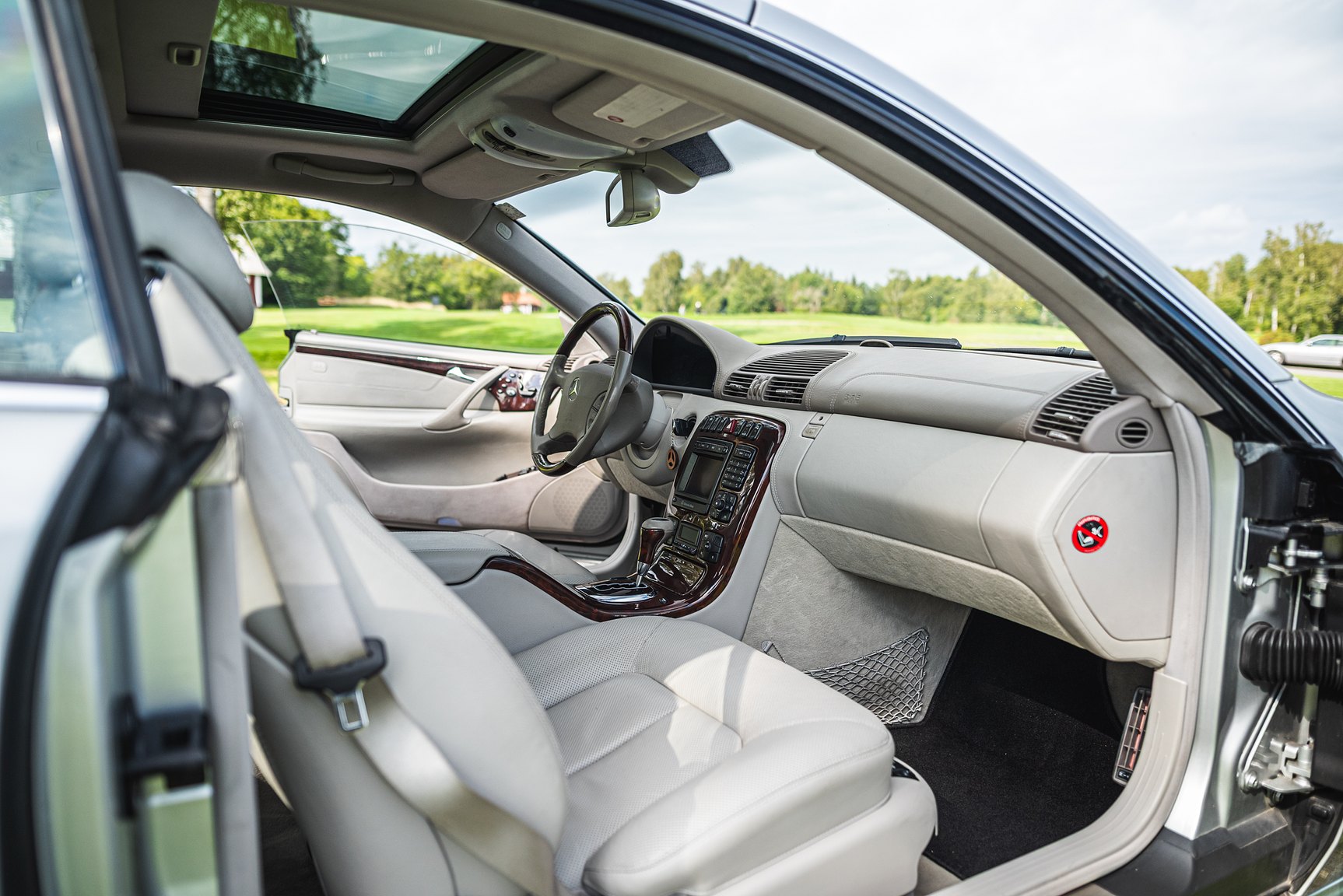 Interior image of 2000 Mercedes-Benz CL 500