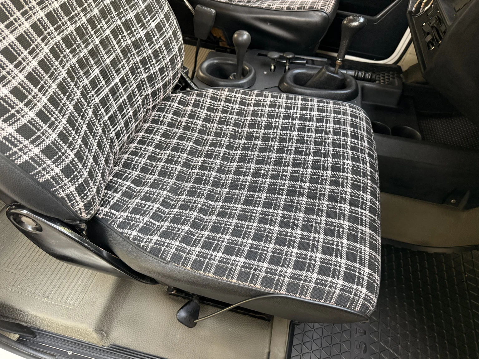 Innenraumfoto von 1981 Mercedes-Benz 240 GD (41)