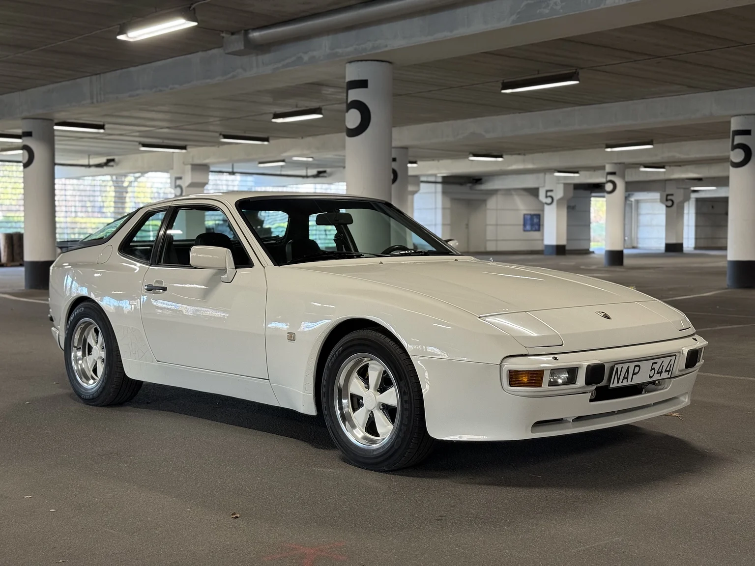 Exterior image of 1984 PORSCHE 944 Targa (5)
