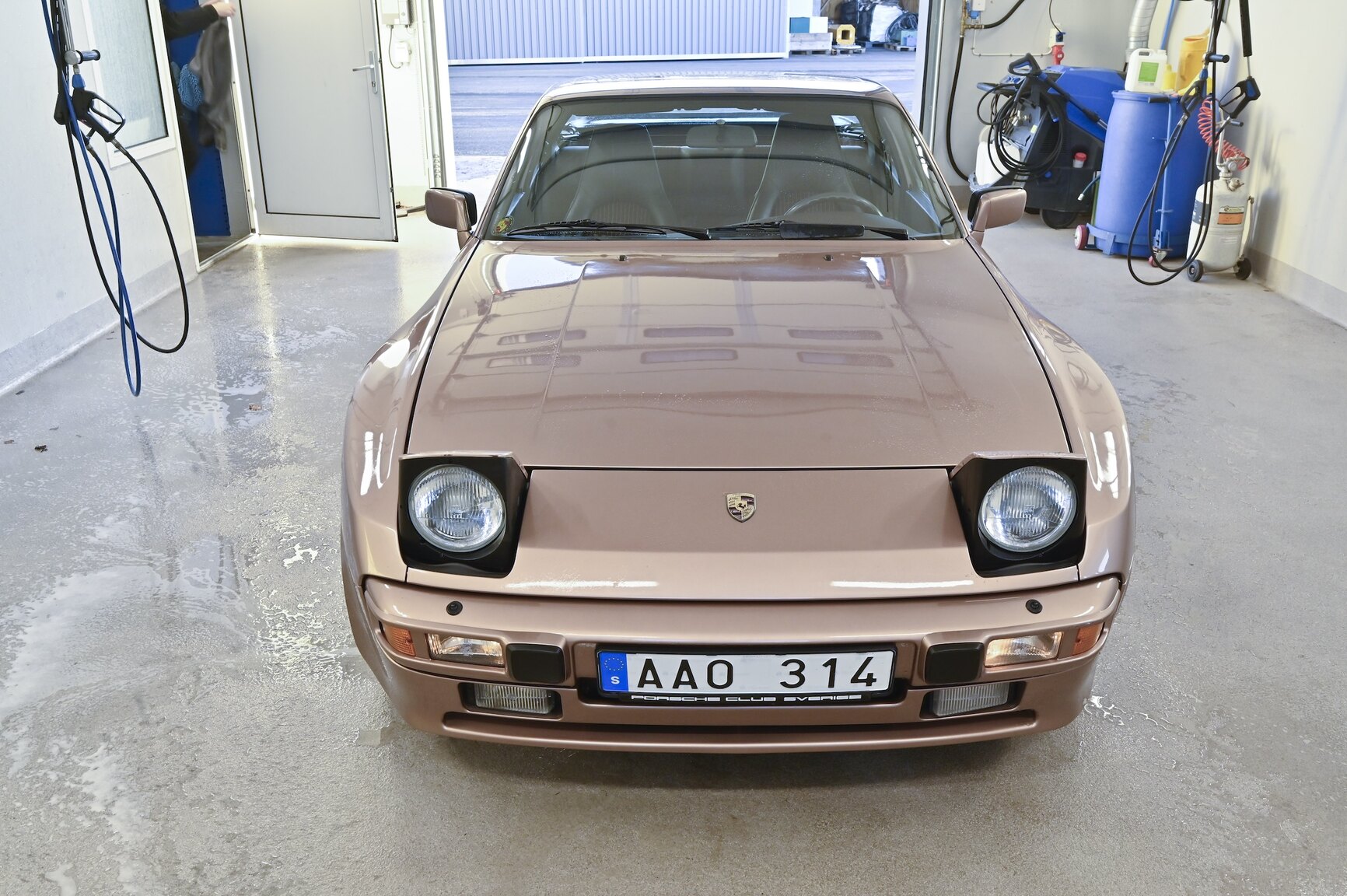 Exterior image of 1987 Porsche 944 Automat