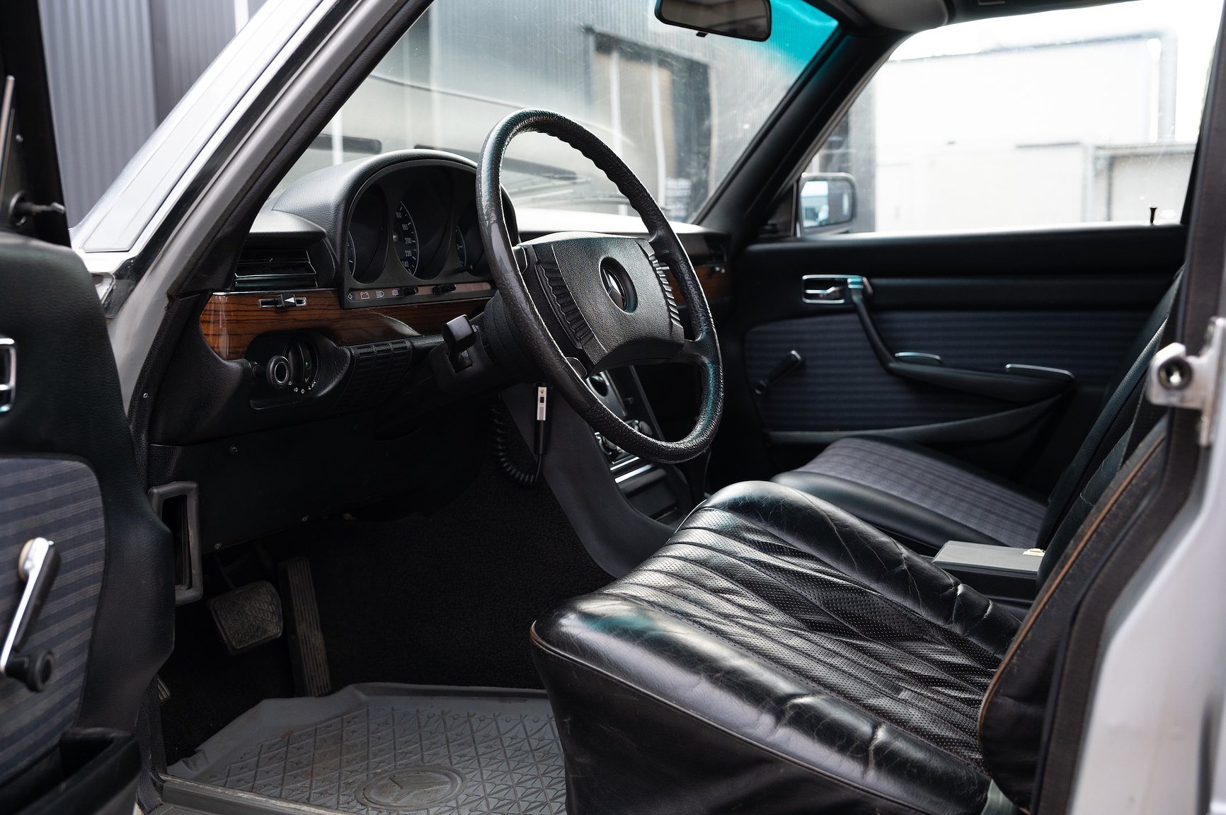 Interior image of 1975 Mercedes-Benz 280 SE 