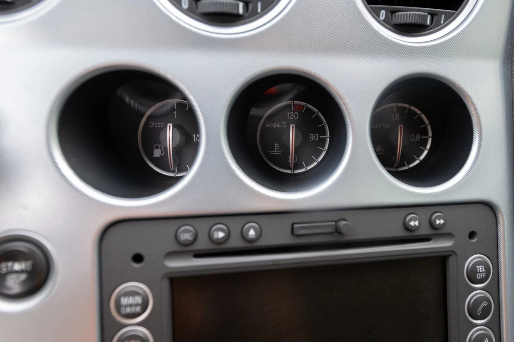 Innenraumfoto von 2008 Alfa Romeo 159 Q4 Sportwagon (48)