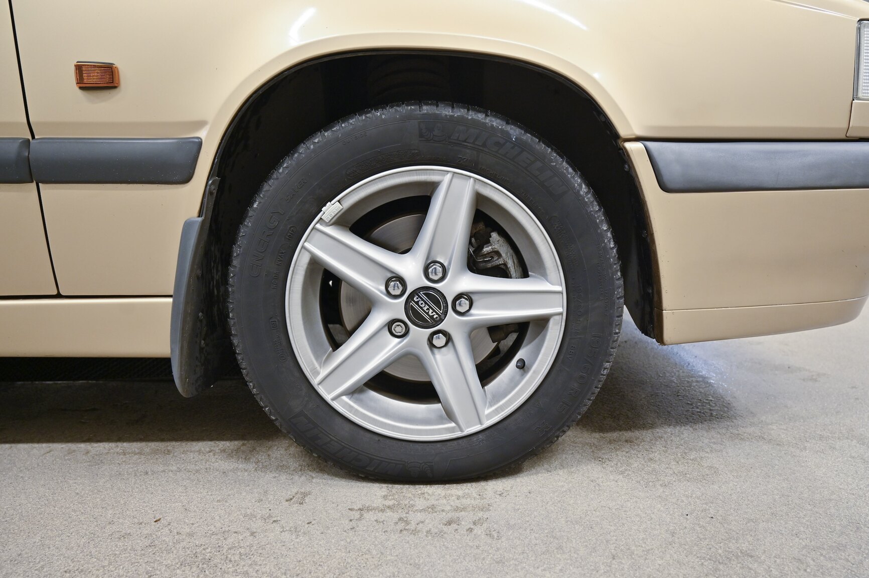 Exterior image of 1996 Volvo 855GLT