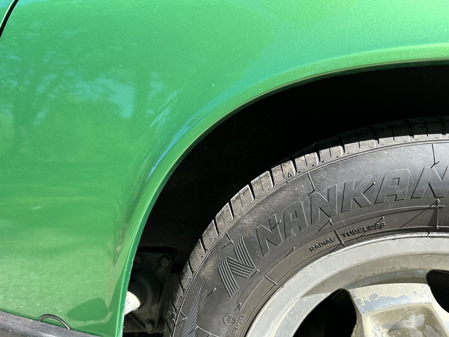 Exterior image of 1975 Porsche 911 (67)