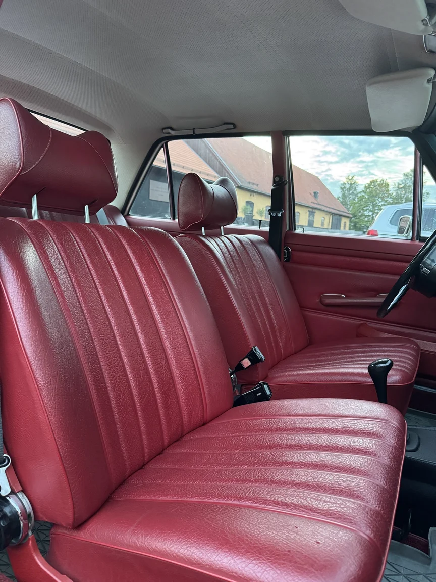 Innenraumfoto von 1972 Mercedes-Benz 200 (51)