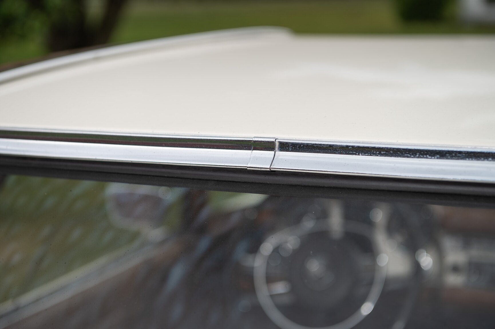 Exterior image of 1968 Mercedes-Benz 280 SL Pagoda (38)